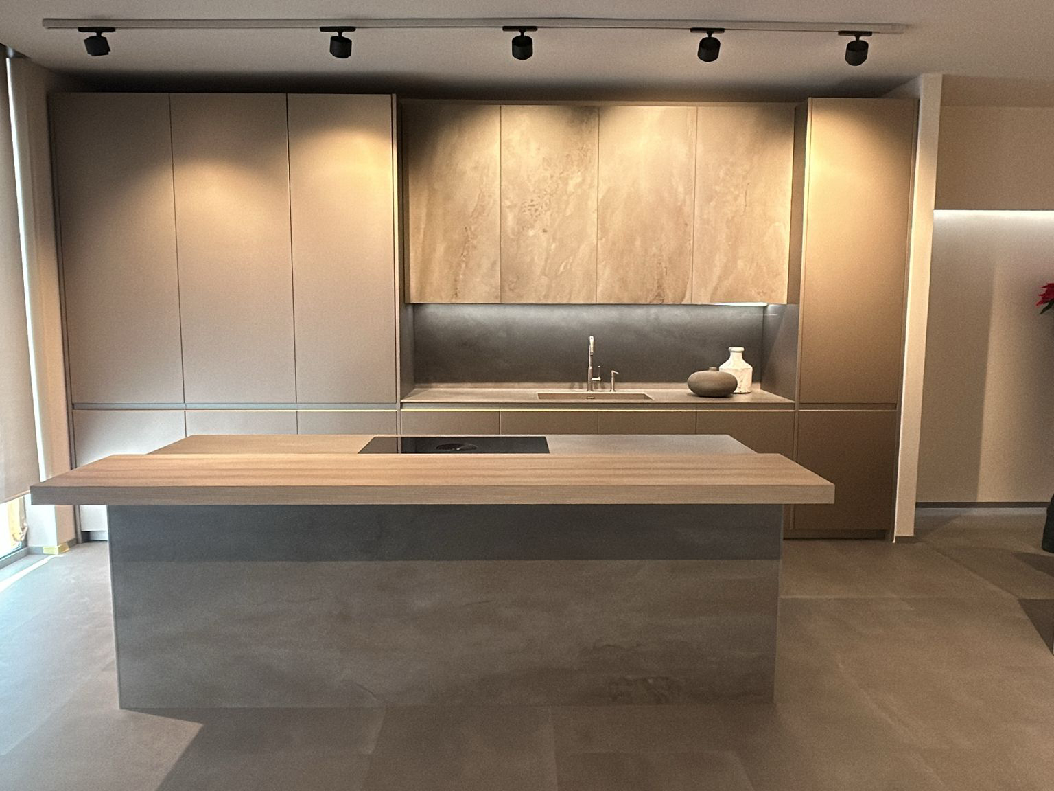 Cucina Arrital Project Up moderna esposta nello showroom Decam Idea, a 45 minuti da Bergamo