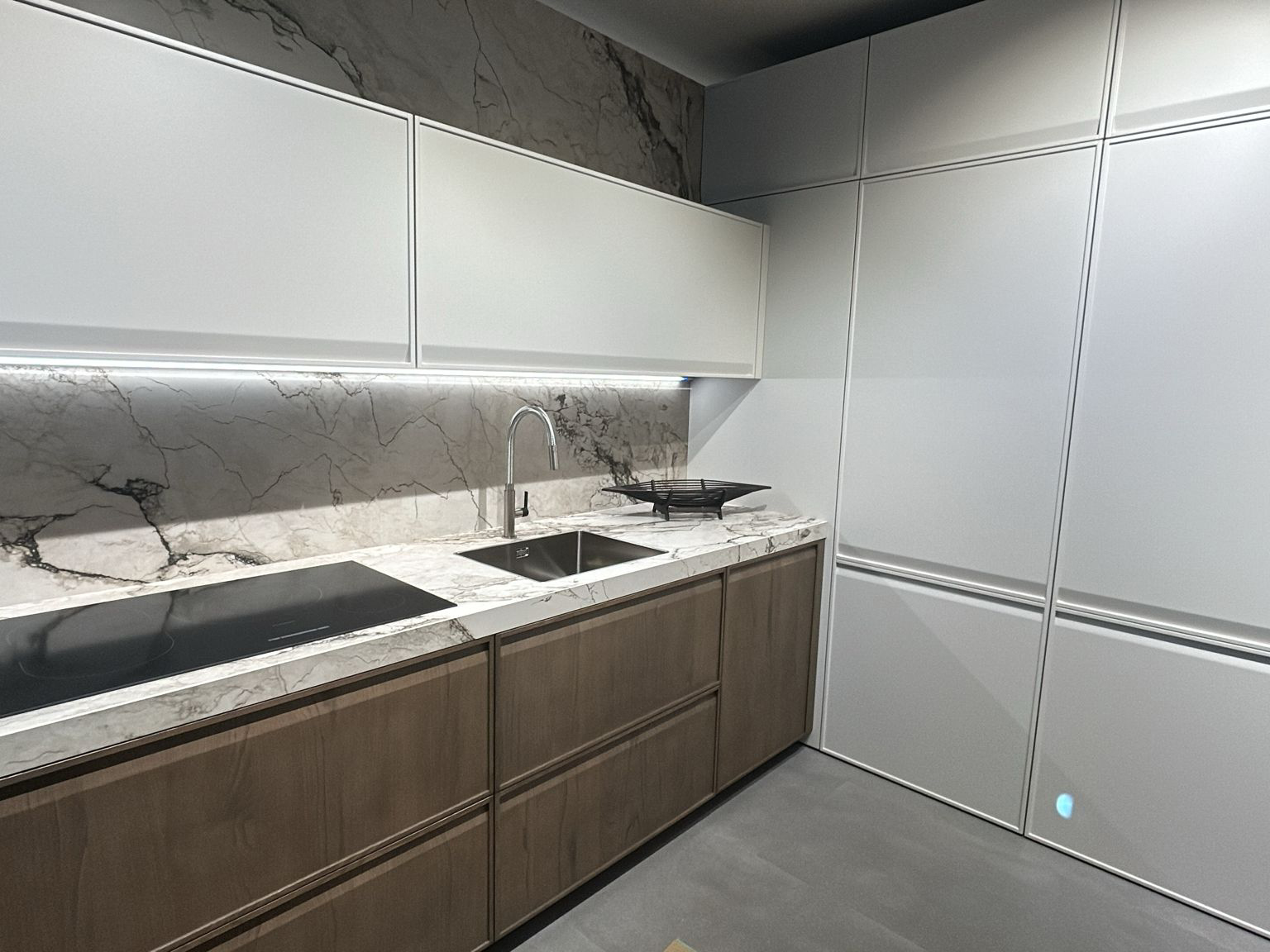 Cucina Arrital AK 07 con finiture premium, modello visibile nello showroom dedicato alla zona di Bergamo